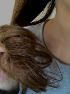 【QandA】髪の毛の中間からアホ毛のようなフワフワした髪がたくさんあります。これって原因なんですか？