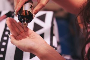 【QandA】ヘアビューザーの前にはオイルをつけないほうがいい?【@原宿】